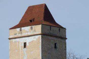 Divice jsou tvrz přestavěná na zámek ( © František Kinař 05/2017)