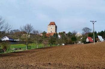 Divice jsou tvrz přestavěná na zámek ( © František Kinař 05/2017)