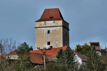 Divice jsou tvrz přestavěná na zámek ( © František Kinař 05/2017)