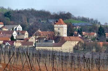 Divice jsou tvrz přestavěná na zámek ( © František Kinař 05/2017)