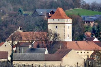 Divice jsou tvrz přestavěná na zámek ( © František Kinař 05/2017)