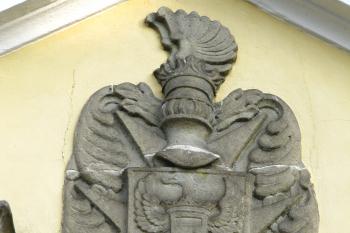 erb nad vchodem do kostela patří velkopřevoru české provincie johanitského řádu Ferdinandu Ludvíkovi Libštejnskému z Kolovrat (*1621, +1701) (© Rodochrozit, 11/2011)