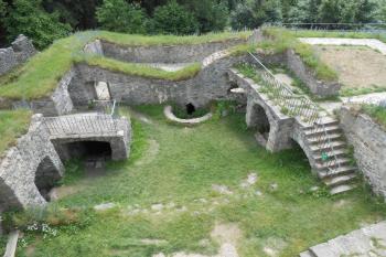 Pohled na hradní jadérko s peróny a paláci z věže (© Jan Večeřa, 06/2015)