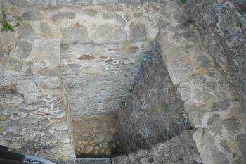 Drobný interiér věže, v této prostůrce se patrně nacházelo šnekové schodiště do vyššího patra (© Jan Večeřa, 06/2015)