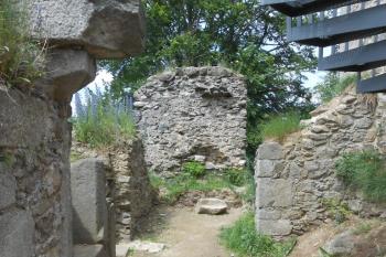 Tudy probíhal původní vstup do jádra, v pozdní gotice zazděný (© Jan Večeřa, 06/2015)
