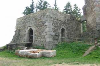 Orlík u Humpolce - brána do hradního jádra (2003 ©Puffin Puffin)