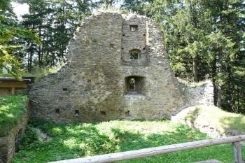 Zbytky západního křídla (© Jaroslav Šefčík, 03/2009)