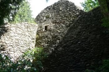 Zbytky severozápadního paláce nad strmým svahem (© Jaroslav Šefčík, 03/2009)