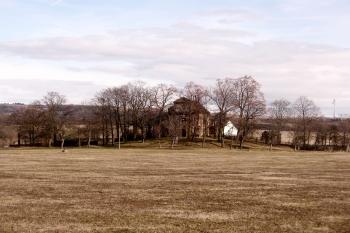 Pohled ze silnice od západu (© Prudký Martin, 02/2013)