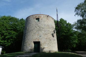 Větrný mlýn - vchodové dveře (© Karel Kašík, 05/2012)