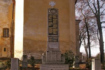 Památník padlých z 1. světové války před kostelem (© Prudký Martin, 02/2013)