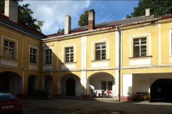 nádvoří zámku (© Milan Caha 04/2012)