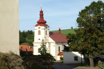 farní kostel z cesty ke klášteru (© Milan Caha 09/2011)