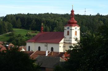 farní kostel z klášterní zahrady ( © Milan Caha 02/2013)