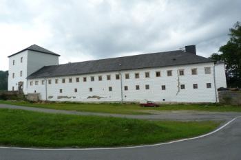 Komplex zámku se zříceninou hradu Kolštejn  (© František Kinař, 08/2014)
