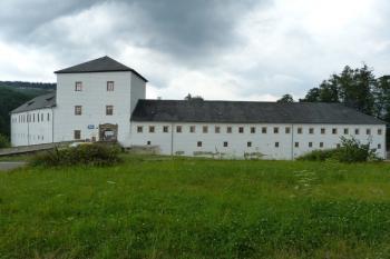Komplex zámku se zříceninou hradu Kolštejn  (© František Kinař, 08/2014)