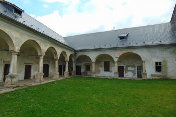 Arkádové chodby na nádvorní straně původního trojkřídlého zámku (© Dušan Dohňanský  04/2023)
