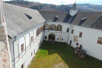 Napojení dostavovaného sev. zámeckého traktu na původní trojkřídlý zámek /vpravo/ (© Dušan Dohňanský  04/2023)
