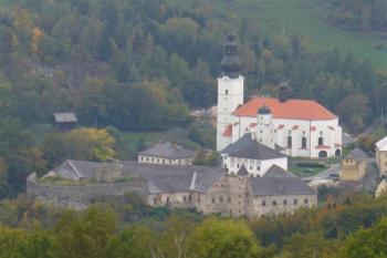 pohled na Kolštejn ze zelené tur. značky nad Brannou (© zdeněk komínek, 10/2006)