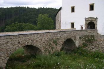 Renesanční kamenný most přes šíjový příkop (© Ivan Grisa, 08/2004)