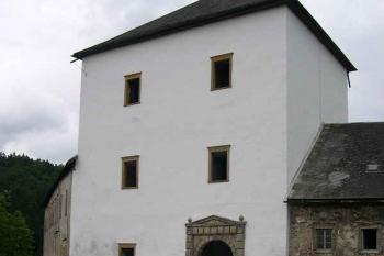Vstupní věž, pohled přes šíjový příkop (© Ivan Grisa, 08/2004)