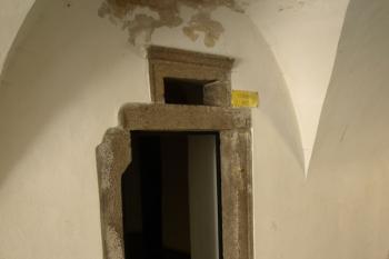 portálek v průjezdu ( © Milan Caha 09/2011)