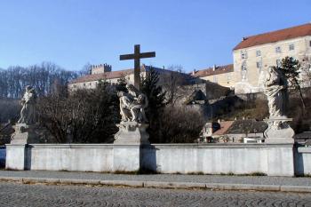západní strana mostu se sochou sv. Antonína Paduánského, sousoším Piety a sochou bl. Juliány (© Pavel Zany Komárek 19. 11. 2000)