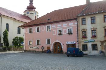 pohled z náměstí ( © Milan Caha 09/2011)