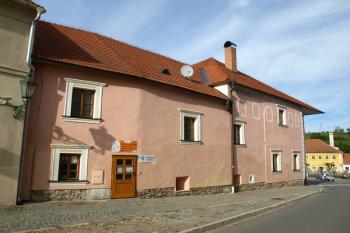 pohled z boční ulice se znatelým rozlišením původních dvou domů (© Milan Caha 09/2011)