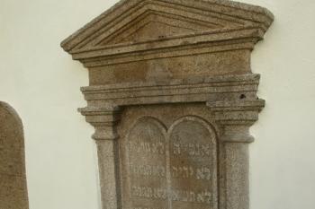 desky ze zbořené synagogy (© Milan Caha 09/2011)