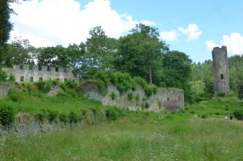 zříceniny horního zámku Podhradí (© Vlastislav Mareček, 06/2016)