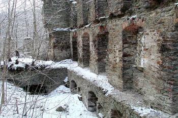 interiér zříceniny zámku ( © Pavel Zany Komárek 5/1/2003)