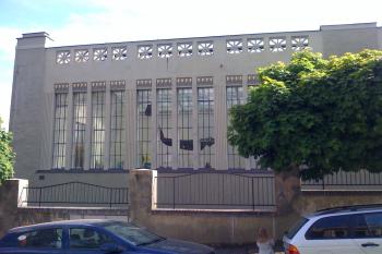 Šalounova vila - bočními okny jsou vidět velká střešní okna ateliéru (© Eva Horáková 05/2013)