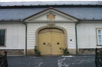 portál se štítem a erbem v sev. křídle (© D Dohňanský, 01/2016)