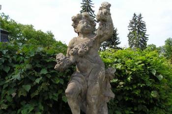 jeden ze čtyř putti na schodišti (© de ardoise 05/2005)