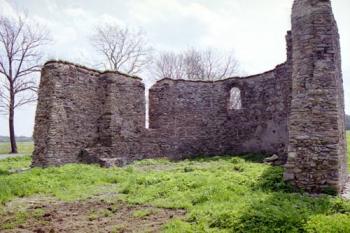 Zřícenina kostela (© 2002 Vlky, Jiří Čížek)