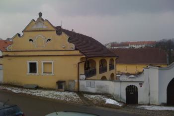 štít budovy vlevo, v pozadí stodola ( © Eva Horáková 03/2013)