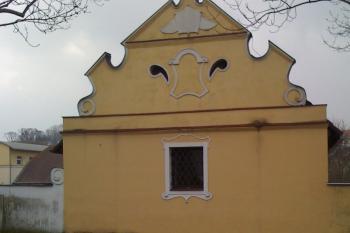 štít budovy vpravo ( © Eva Horáková 03/2013)