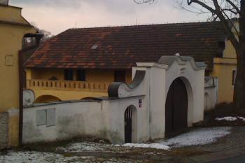 budova vpravo, zdobené pískovcové zábradlí pavlače (© Eva Horáková 03/2013)