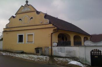 budova vlevo – zdobené pískovcové zábradlí pavlače (© Eva Horáková 03/2013)