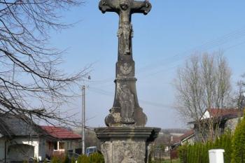 kamenný kříž z r. 1866 při bývalém vjezdu do dvora ( © Jan P. Štěpánek 04/2009)