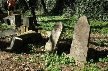 mladší náhrobky s německými nápisy (© Milan Caha 04/2012)