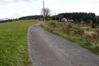 Pohled od šancí na Komorovském grúni k šancím Džolek (lesík vpravo v pozadí) (© Jan P. Štěpánek 10/2007)