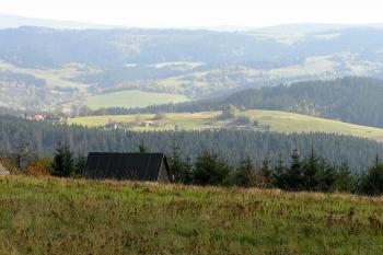 pohled od šancí na Hrčavu a místo tamních šancí (© Jan P. Štěpánek 10/2007)