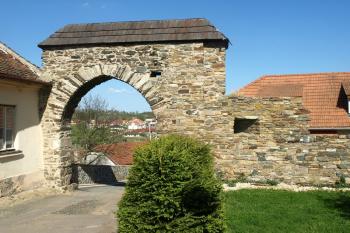 vnější portál barbakánu Dolní (Malé) brány (© Milan Caha 04/2012)