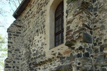 výběhy zdiva zbořené sakristie (© Milan Caha 04/2012)