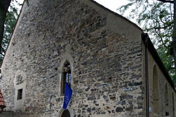 západní průčelí se zřetelnou spárou oddělující stavební fáze (© Pavel Zany Komárek 12. 9. 2009)