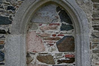 zazděný portál v severní zdi presbytáře (© Pavel Zany Komárek 12. 9. 2009)