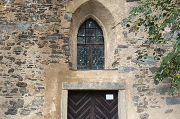 pravoúhlý vstup s hrotitým gotickým oknem (© Jaroslav Špiroch  09/2025)