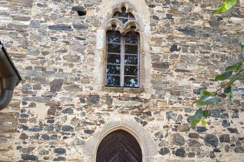 gotický hrotitý portál s kružbovým oknem v západním průčelí (© Jaroslav Špiroch  09/2025)